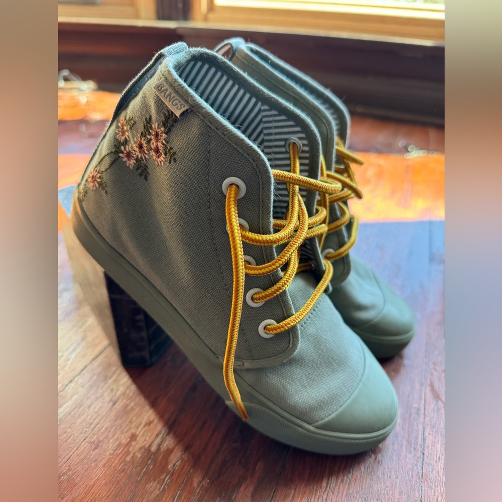 Bangs Lace-Up Floral Themed High Top Sneakers